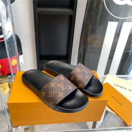 High quality slipper with box size:5-11 LOV #15757