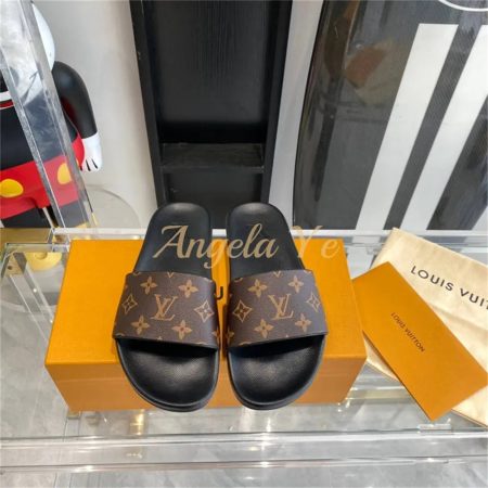 High quality slipper with box size:5-11 LOV #15757 - Image 2