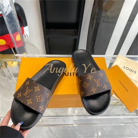 High quality slipper with box size:5-11 LOV #15757 - Image 3