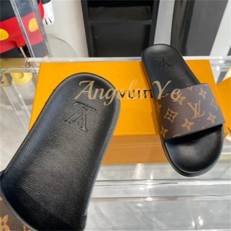 High quality slipper with box size:5-11 LOV #15757 - Image 4
