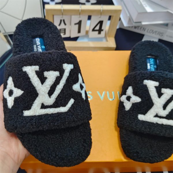 1 pair plush slippers size:5-11 with box LOV #29237