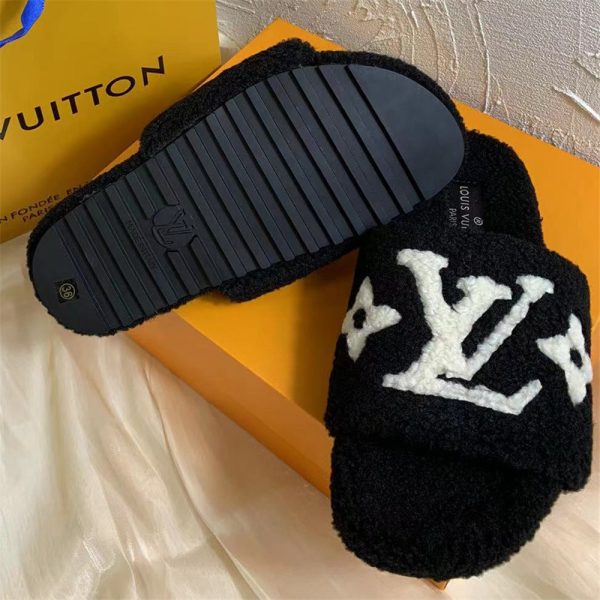 1 pair plush slippers size:5-11 with box LOV #29237