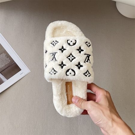 High quality fuzzy slipper size:5-11 with box FEN #29316 - Image 2