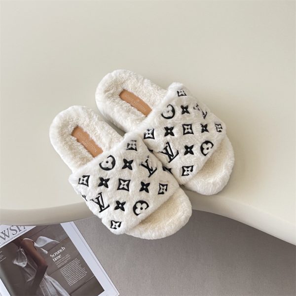 High quality fuzzy slipper size:5-11 with box FEN #29316