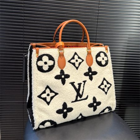 High quality fuzzy Tote bag size:38.5*34cm LOV #29417 - Image 2