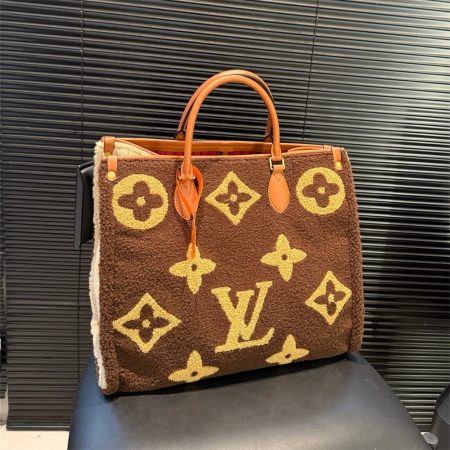 High quality fuzzy Tote bag size:38.5*34cm LOV #29417 - Image 3