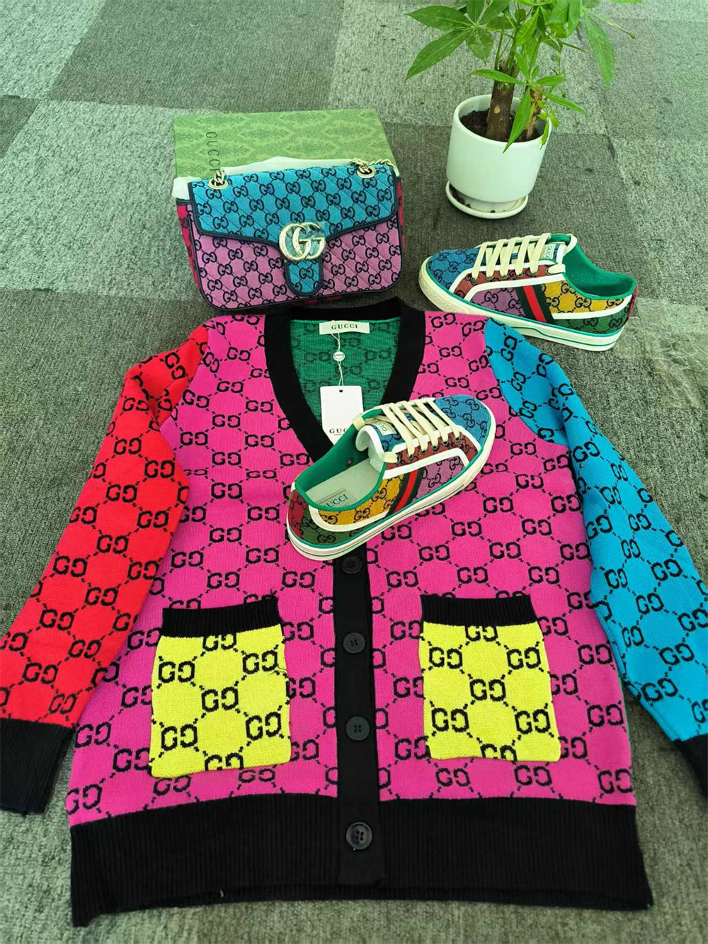 High quality sneaker & shouldear bag & sweater free shipping GUI #29674 - Image 1