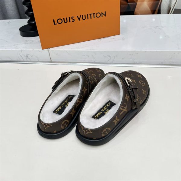 High quality fuzzy slipper size:5-10 with box LOV #30098