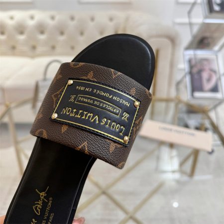 High quality slipper size:5-12 with box LOV #30114 - Image 3