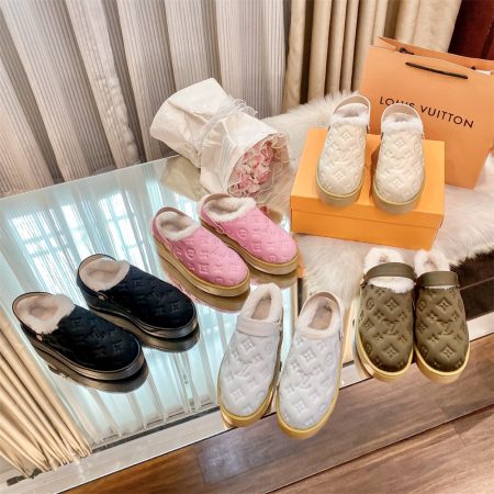 High quality fuzzy slipper size:5-10 with box LOV #30256