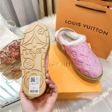 High quality fuzzy slipper size:5-10 with box LOV #30256 - Image 3