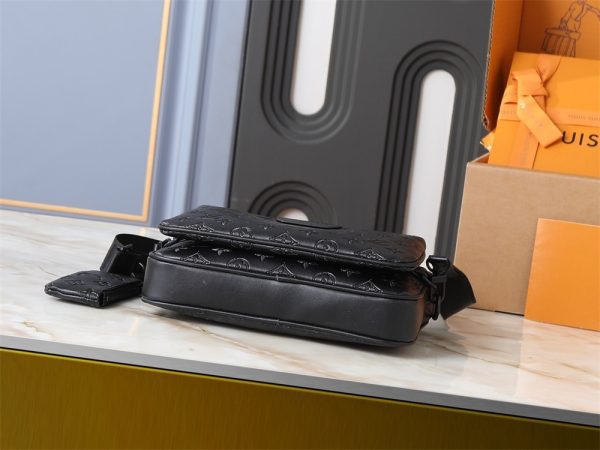 Top quality leather shoulder bag size:25*18.5cm LOV #30262