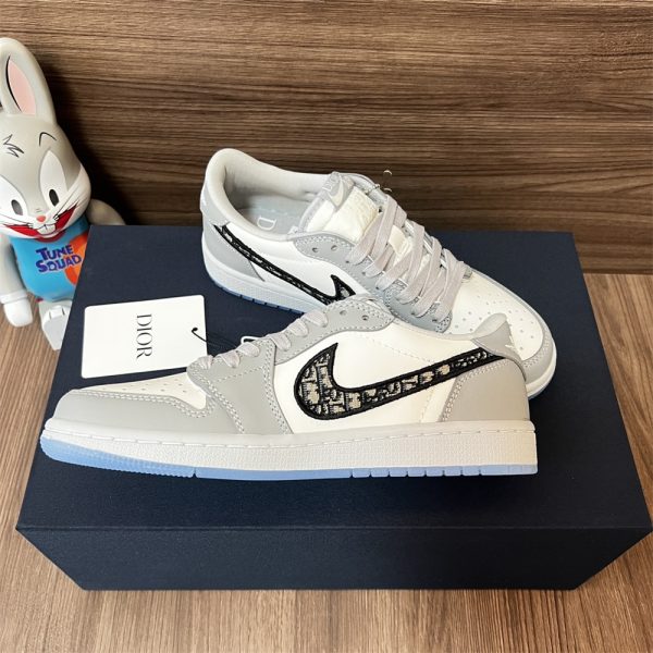 1 pair sport shoes size:5.5-11 with box free shipping DIR #30518