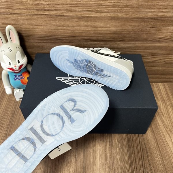 1 pair sport shoes size:5.5-11 with box free shipping DIR #30518