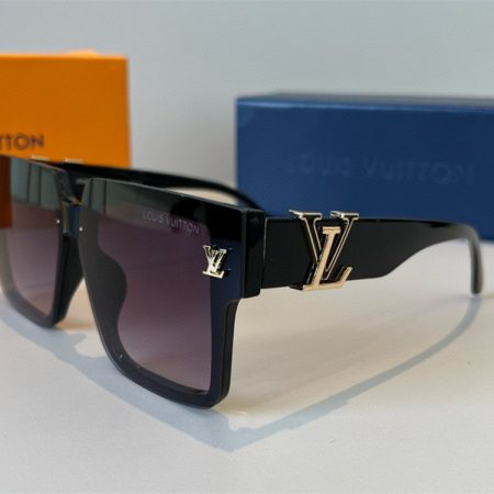 High quality sunglass with box LOV #30598 - Image 2
