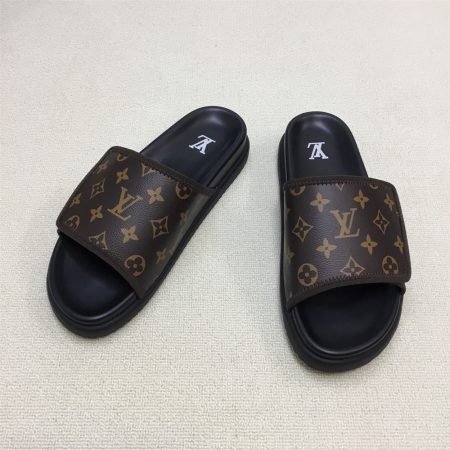 High quality slippers size:6-12 with box LOV #30722 - Image 2