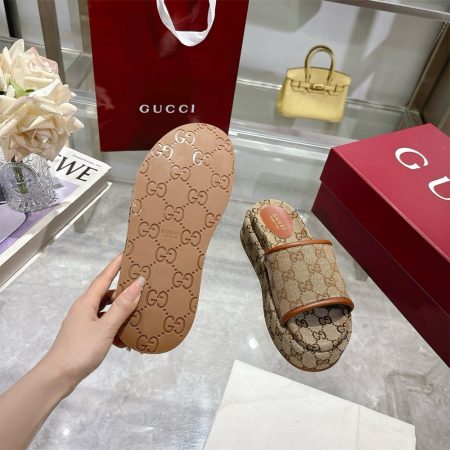 High quality slipper size:5-13 with box GUI #30799 - Image 4