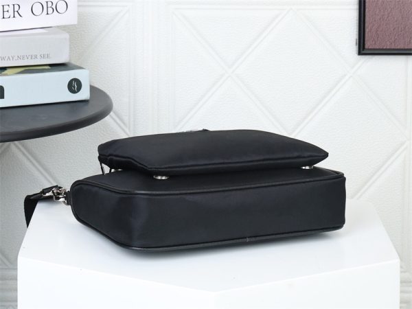 Top quality shoulder bag size:23*16*5.5cm GUI #30827