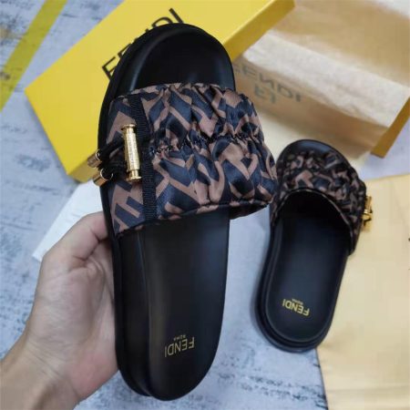 High quality slipper size:35-43 with box FEI #30985 - Image 3