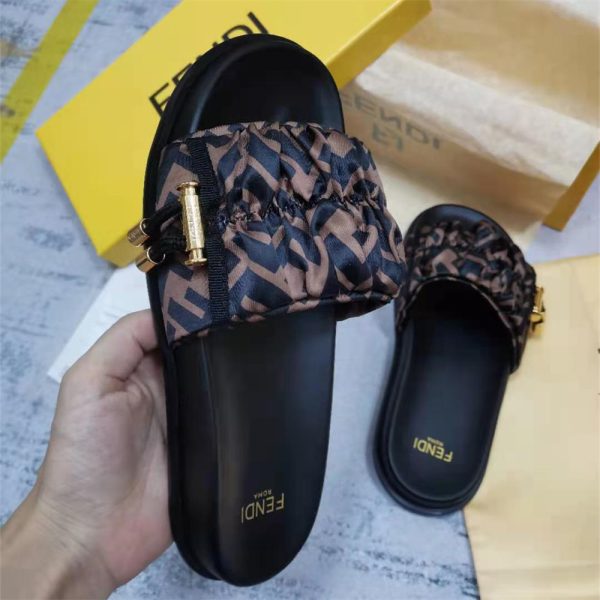High quality slipper size:35-43 with box FEI #30985 - Image 3