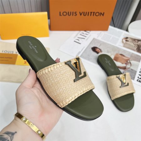 High quality slipper size:35-43 with box LOV#30987 - Image 3