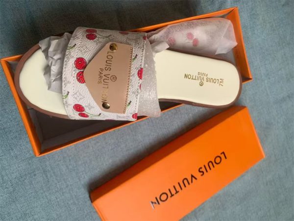 Wholesale slippers for women size:37-42 LOV #31051