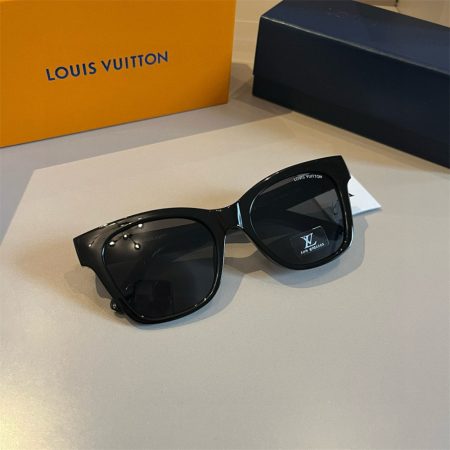 High quality sunglass with box LOV #31064 - Image 2
