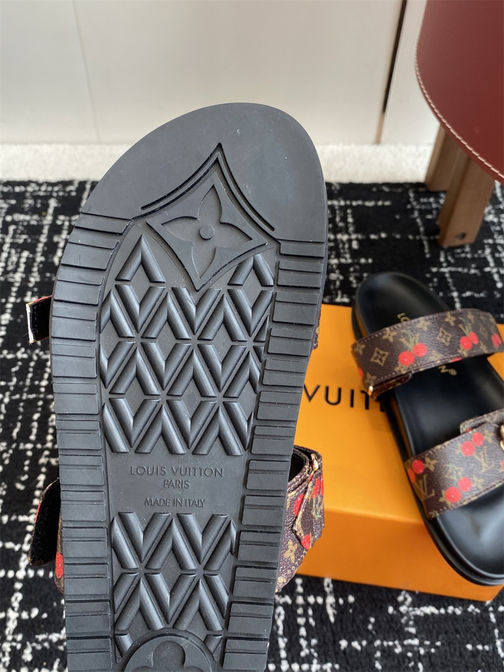 High quality couple slipper size:5-11 with box LOV #31071 - Image 4