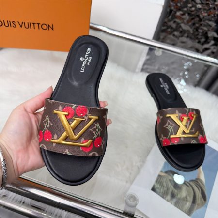 High quality slipper size:5-11 with box LOV #31090 - Image 3