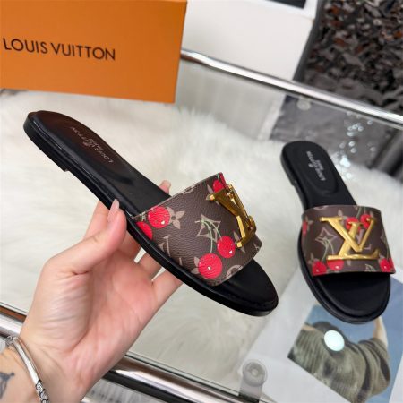 High quality slipper size:5-11 with box LOV #31090 - Image 4