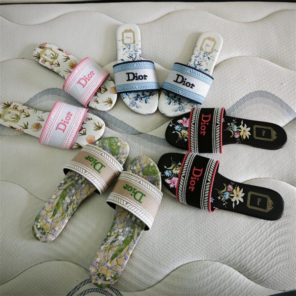 High quality slipper size:5-12 with box DIR #31116