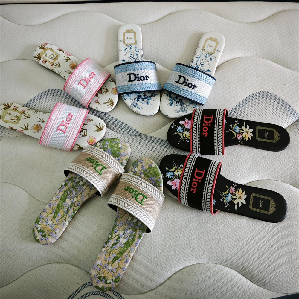 High quality slipper size:5-12 with box DIR #31116 - Image 1