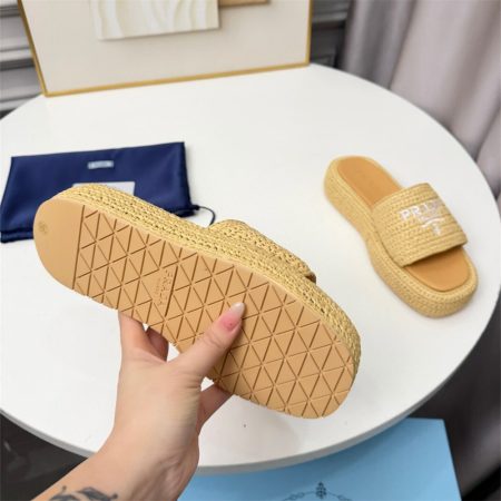 High quality slipper size:5-10 with box PRA #31126 - Image 2