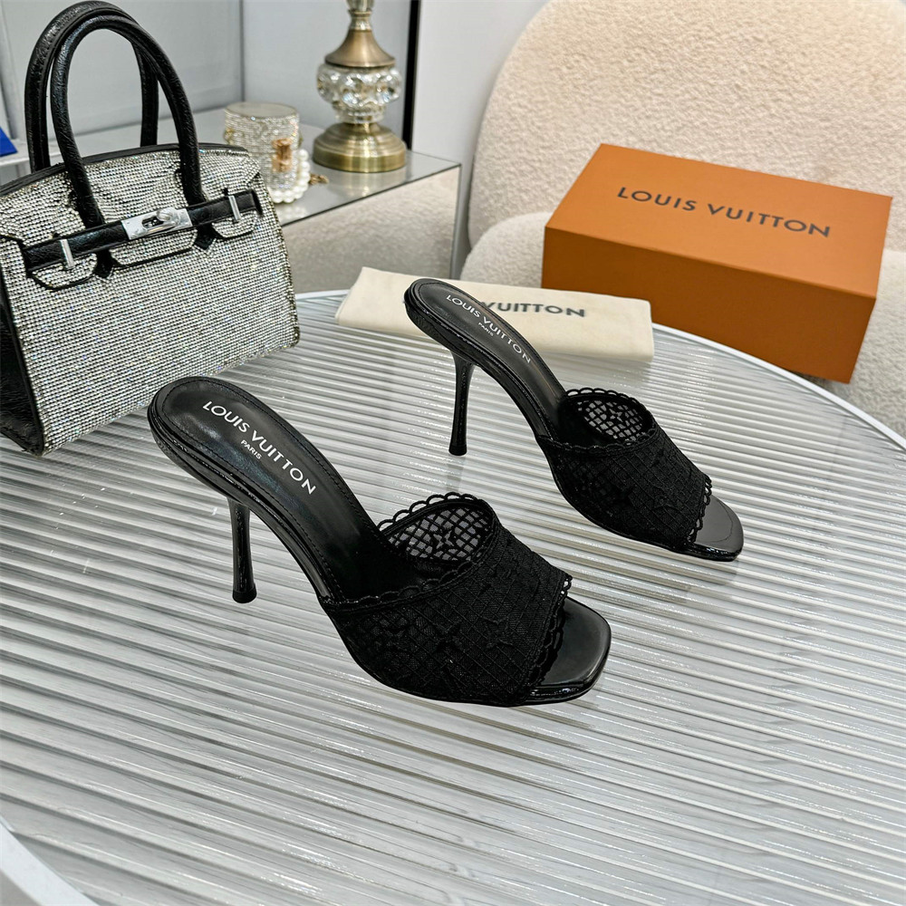 High quality slipper size:5-12 with box LOV #31128 - Image 3