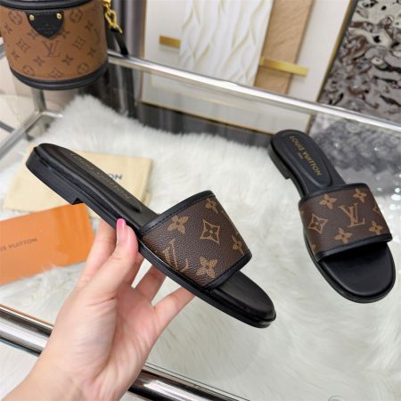 High quality slippers size:5-11 with box LOV #31162 - Image 2