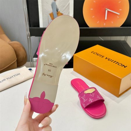 High quality slippers size:5-11 with box LOV #31165 - Image 2