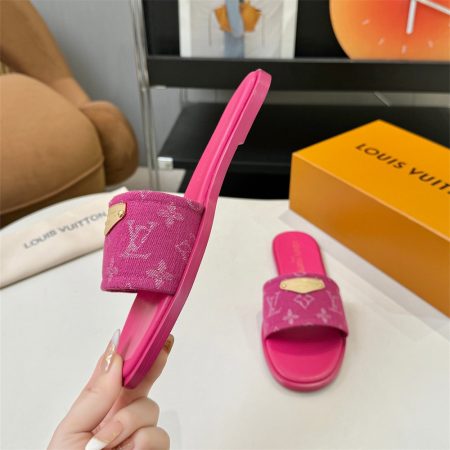 High quality slippers size:5-11 with box LOV #31165 - Image 3