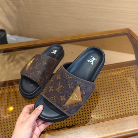 High quality slipper size:7-12 with box LOV #31173 - Image 2