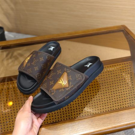 High quality slipper size:7-12 with box LOV #31173 - Image 3