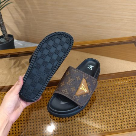 High quality slipper size:7-12 with box LOV #31173 - Image 4