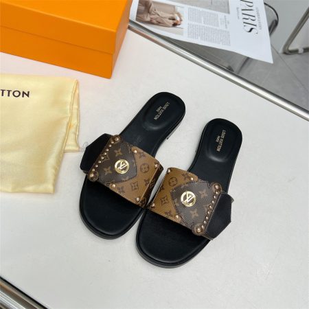 High quality slipper size:5-12 with box LOV #31189 - Image 3
