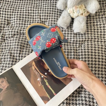 High quality slipper size:5-11 with box LOV #31264 - Image 4