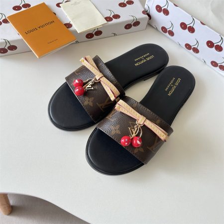 High quality slipper size:5-11 with box LOV #31266 - Image 2