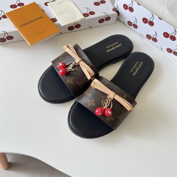High quality slipper size:5-11 with box LOV #31266 - Image 2