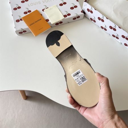 High quality slipper size:5-11 with box LOV #31266 - Image 4