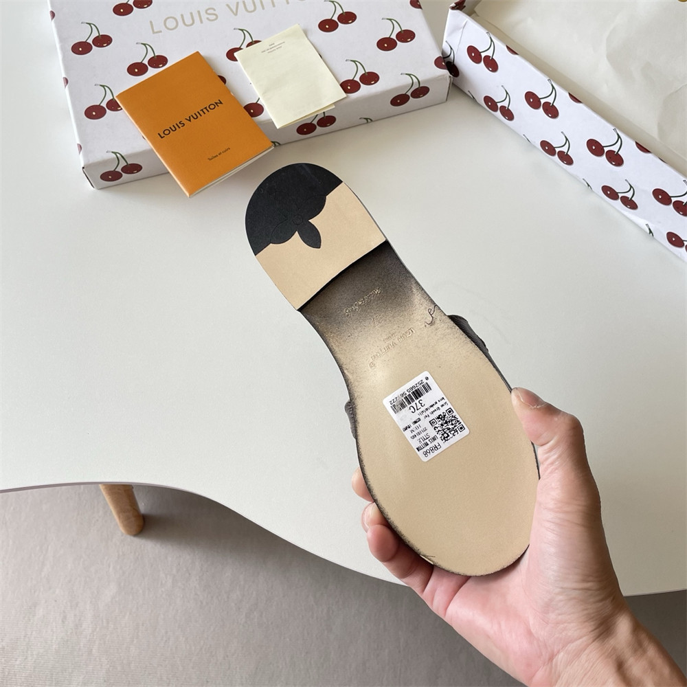 High quality slipper size:5-11 with box LOV #31266 - Image 4