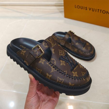 High quality slipper size:5-10 with box LOV #31276 - Image 3