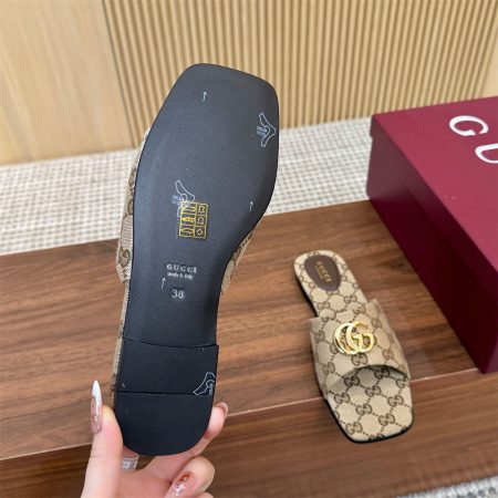 High quality slipper size:5-12 with box GUI #31398 - Image 3