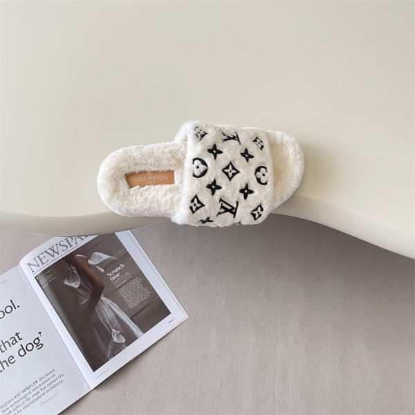 High quality fashion Fuzzy Slipper size:5-9 (NO box) LOV AN #C0008