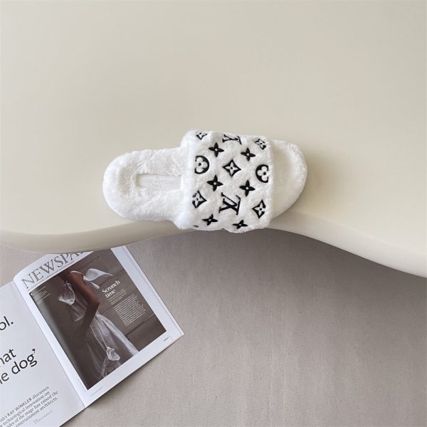 High quality fashion Fuzzy Slipper size:5-9 (NO box) LOV AN #C0008